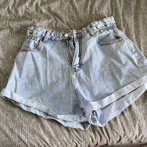 Denim shorts with a stretchy waist band